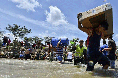 colombianos cruzando el río Táchira Aumenta tensión por crisis fronteriza entre Colombia y Venezuela
